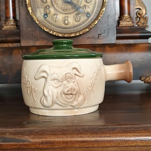 Prachtige, zeldzame Sylvac varkensvetpot/serveerschaal met deksel, groen keramiek, nummer 4903, circa 1960, in goede staat.