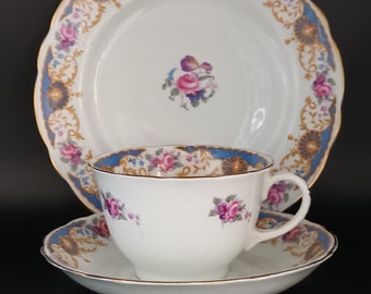 Piękny, rzadki, zabytkowy angielski zestaw do herbaty z porcelany kostnej. Filiżanka, spodek i talerzyk do herbaty firmy Adderley, wzór „Sevres” z lat 40. XX wieku, w doskonałym stanie