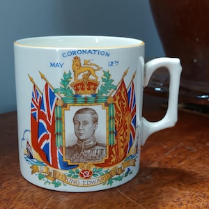 Może przedstawiać: Biały kubek ceramiczny z kolorowym obrazkiem króla Edwarda VIII i tekstem "Coronation May 12th AD 1937 HM King Edward VIII".