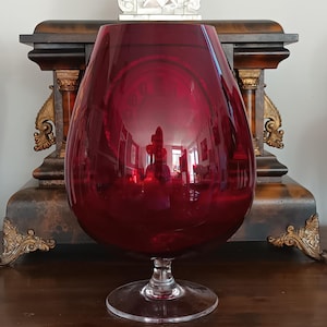 Favolosa e splendida ciotola vintage in vetro soffiato a mano color rosso rubino, con stelo, per pesci rossi, risalente agli anni '70, in ottime condizioni.