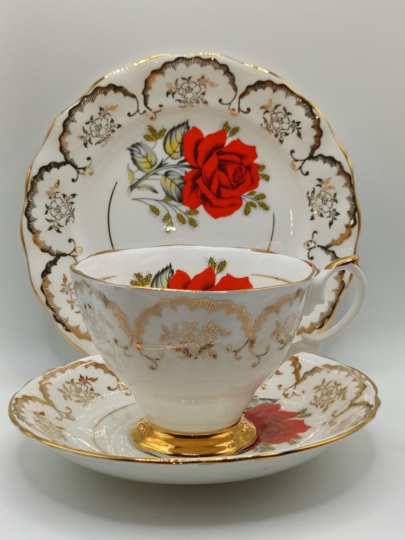 Lovely Elegant Vintage English Fine China 22kt Gold Imperial