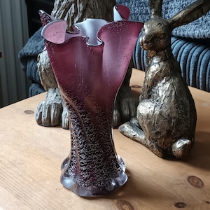 Vacker, fantastisk vintage tvinnad, lila glitter och opalin handgjord "näsduksvas" från 1970-talet i utmärkt skick