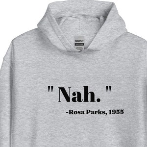 Può includere: Felpa con cappuccio grigia con il testo "Nah." e "Rosa Parks, 1955" stampato sul davanti.