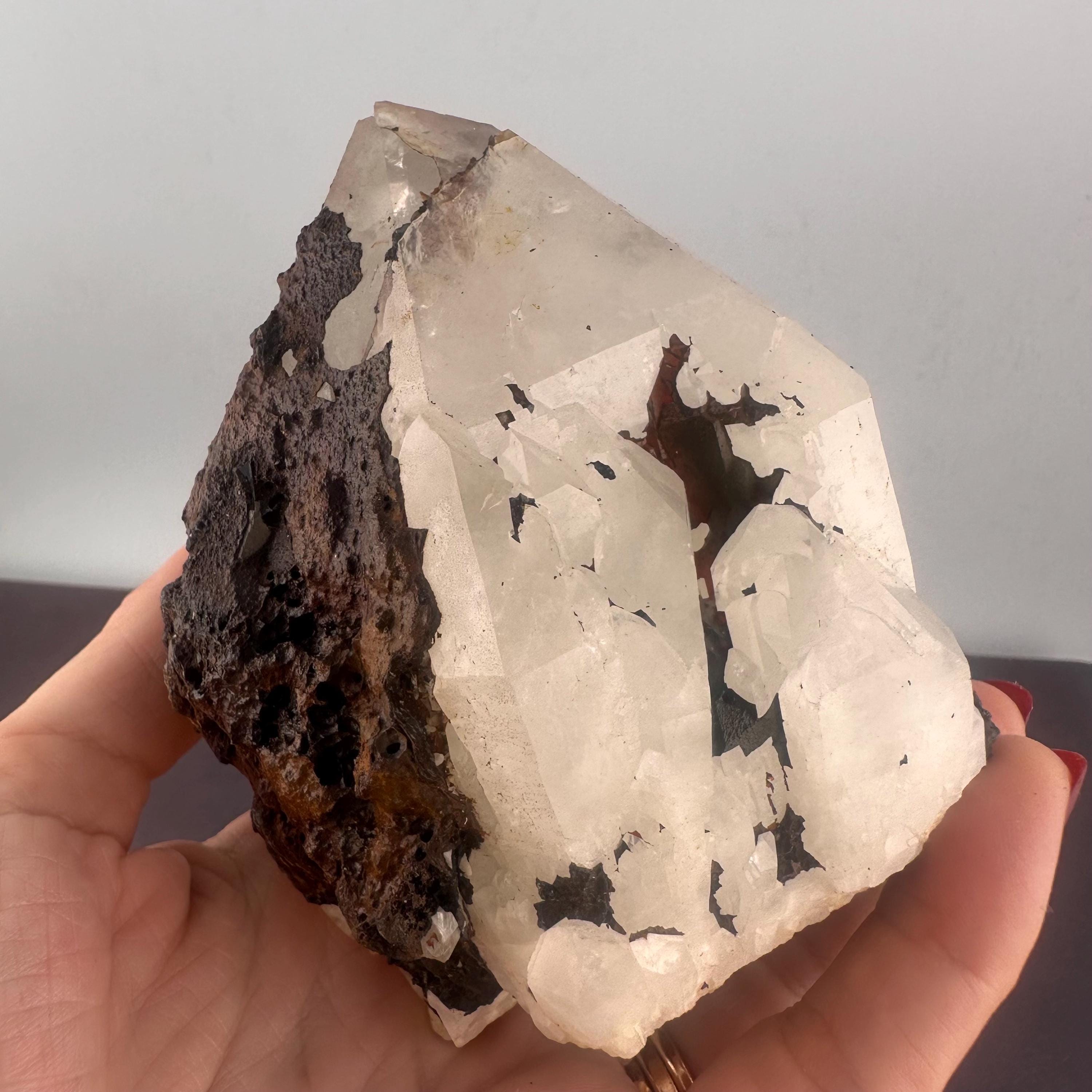 大きな水晶ポイント - 注目を集める大きなセンターピース水晶！ 水晶