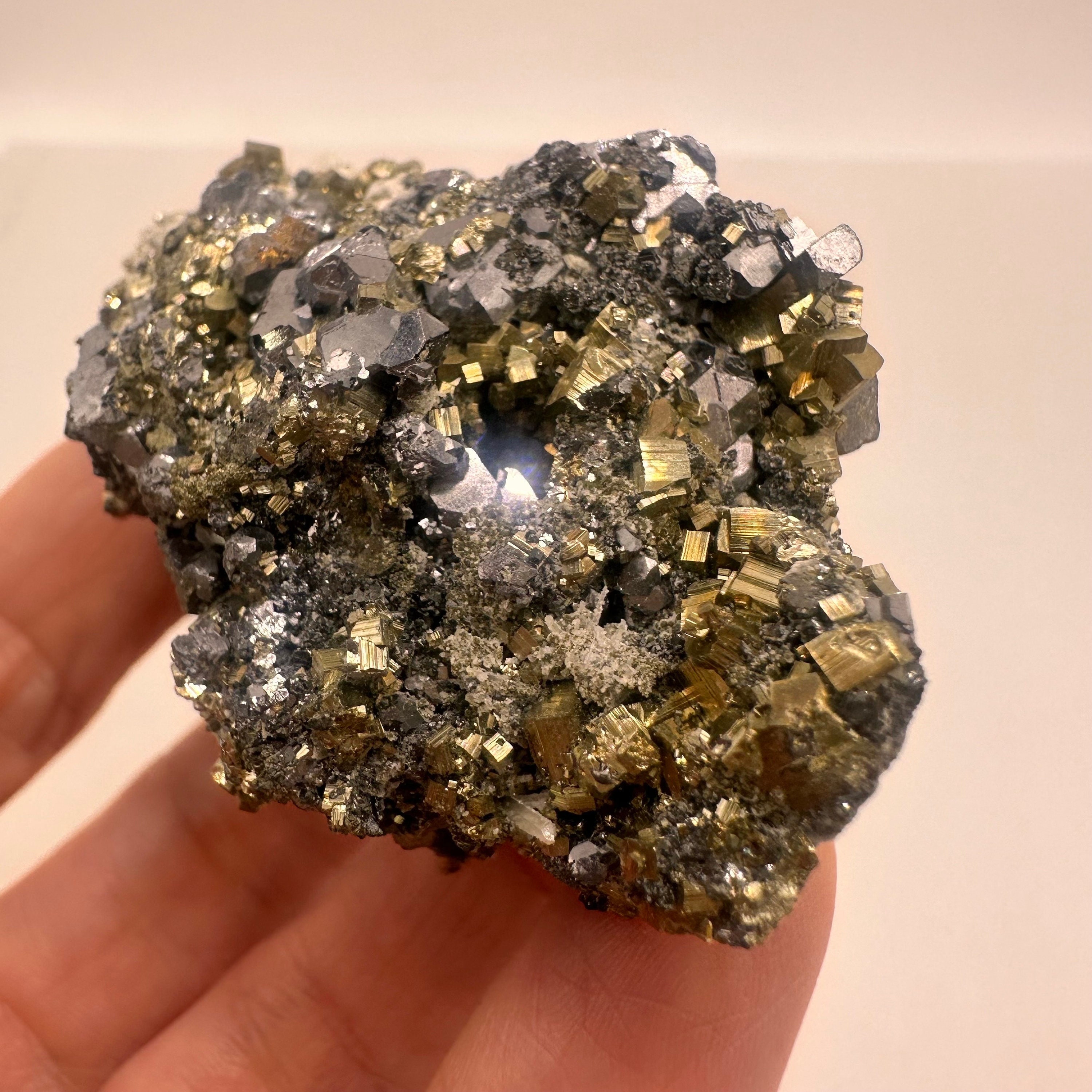 黄鉄鉱と方鉛鉱 - ブルガリア産の金黄鉄鉱、金黄鉄鉱、黄鉄鉱