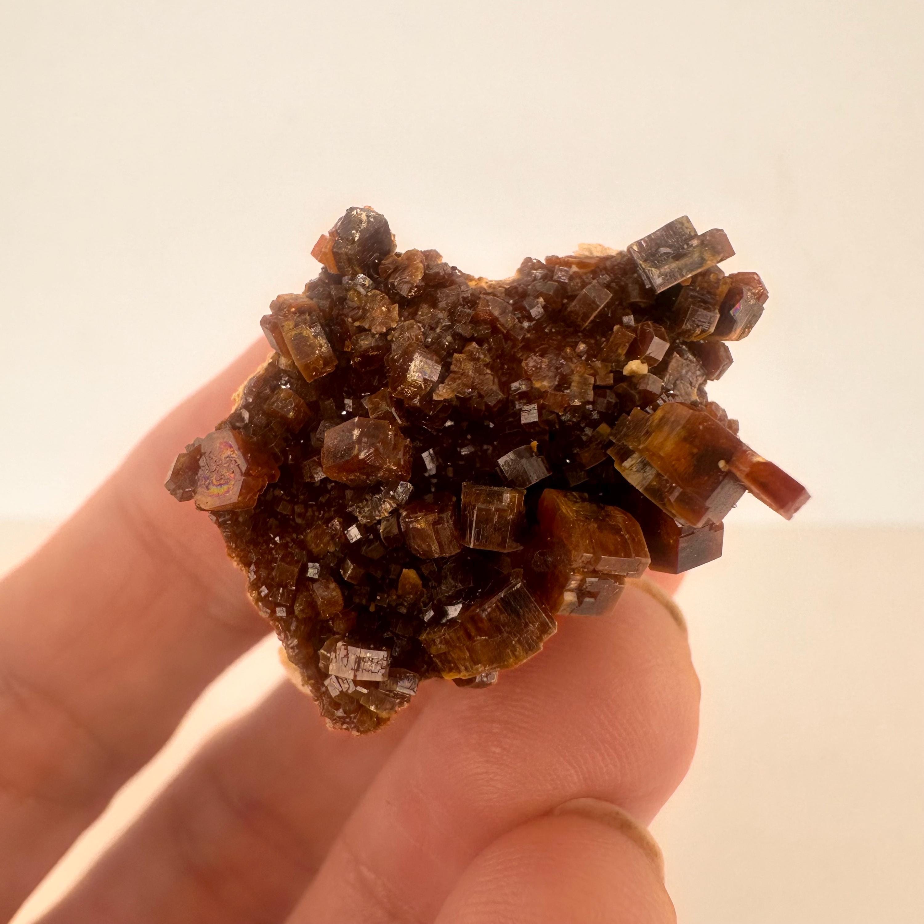 高品質の結晶を持つバナディナイトクラスター - モロッコの鉱物標本
