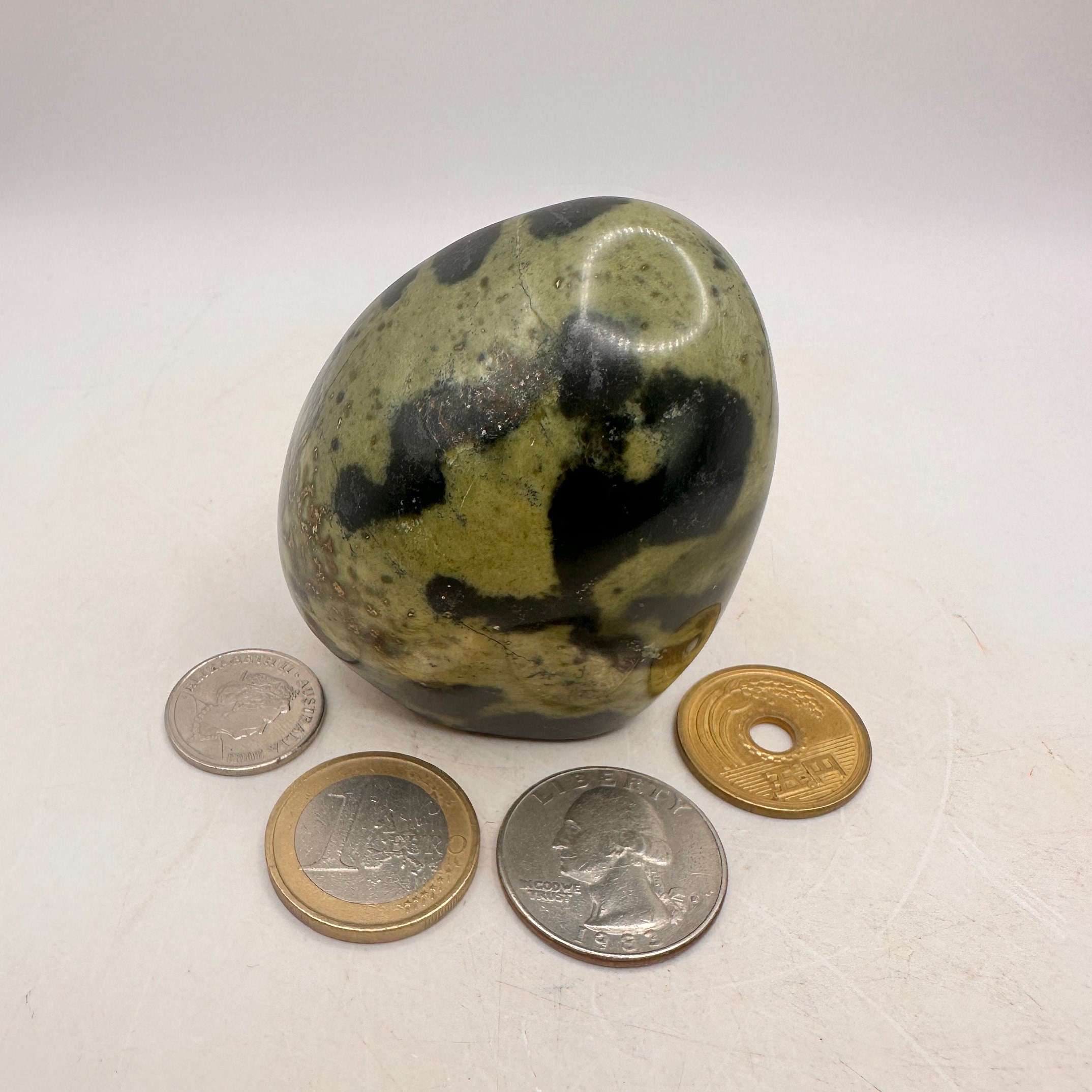 斑点のあるヒョウ石の蛇紋石フリーフォーム - 希少な蛇紋石、高品質