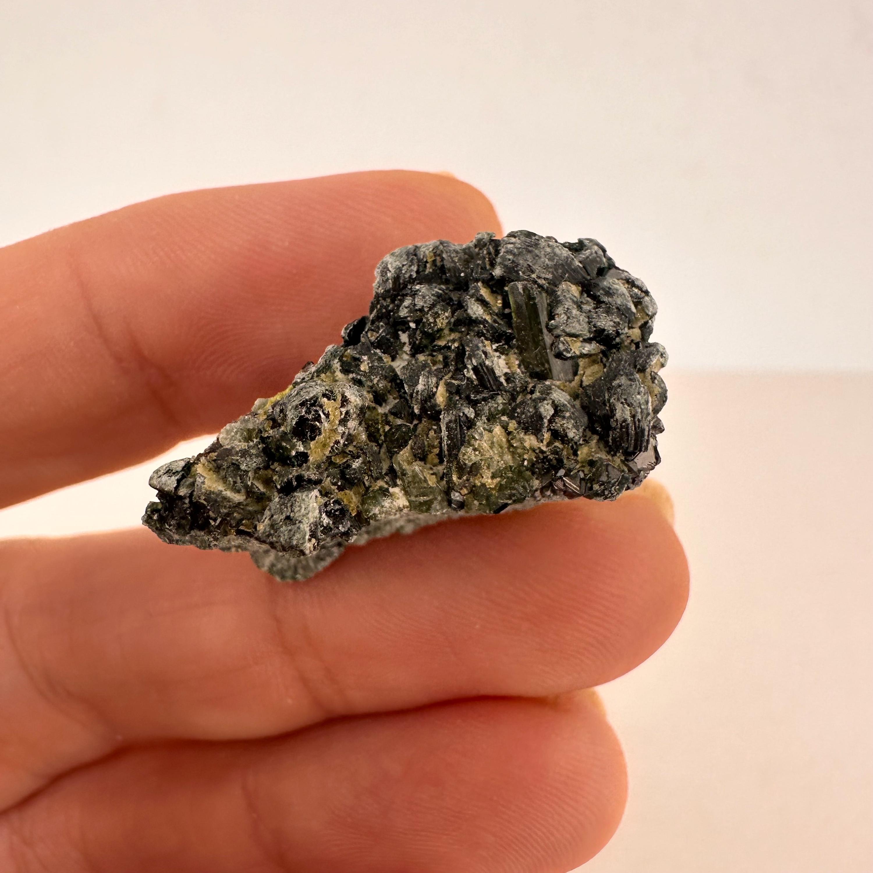 希少なアンドラダイトガーネット（緑簾石と透輝石入り） - 希少鉱山の