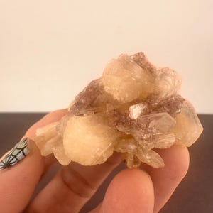 蝶ネクタイ型のスティルバイトと赤いカルセドニー｜美しくユニークな鉱物標本クリスタル