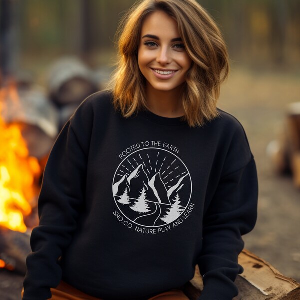 100% KATOEN fleece-sweatshirt voor dames met ronde hals, geworteld in de aarde Snohomish County spelen en leren