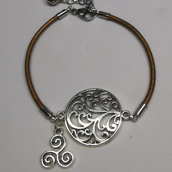 Bracelet femme avec un cordon en cuir avec un symbole arbre de vie et  un triskel.  Fait main.