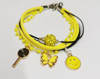 Bracelet multirang avec cordon en cuir de couleur jaune . Fait main. Pièce unique.