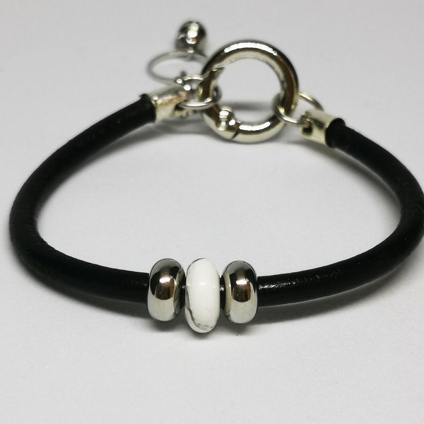 Bracelet  avec une perle turquoise blanche montée sur un cordon en cuir. Fait main.