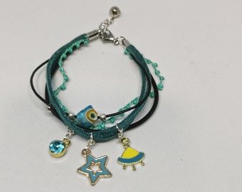 Bracelet multirang avec cordon en cuir de couleur bleu canard . Fait main. Pièce unique.