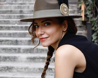 Elegant fedora hat, occasion head piece, luxury millinery, green sophisticated hat, black feather details, golden touches, gold accessory