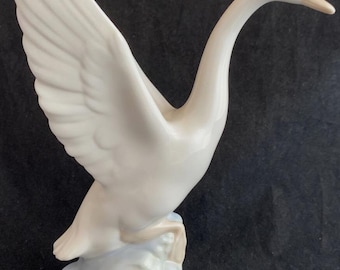 NAO by Lladro 1007 Flying Goose Swan Porcelain Figurine 8" free shipping in continental USA