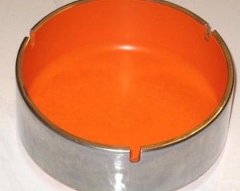 Cenicero cromado y naranja de Isamu Kenmuchi, década de 1960. Diseño moderno de mediados de siglo (MCM). Estilo retro de la era espacial.