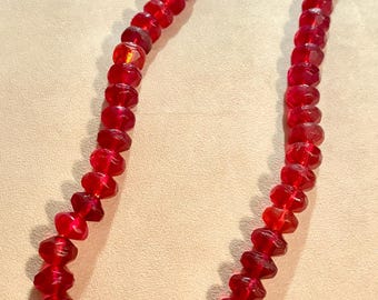 Cuentas de vidrio prensado estilo bohemio checo vintage, color rojo rubí, de 14 mm, tira de 60 cm (24 pulgadas).