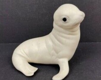 Figura de cría de foca arpa de porcelana Cybis en bizcocho. Colección vintage de animales del bosque de 1982.