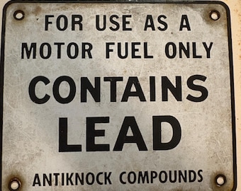 Letrero metálico vintage para usar como combustible para motores únicamente contiene compuestos antidetonantes de plomo con Texaco - letrero de taller Texaco