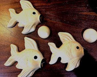 Placas de pared decorativas vintage de Miller Studio, estilo mediados de siglo, con peces y burbujas.