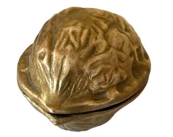 Cascanueces vintage de metal de latón pesado con forma de caja de nogal, años 50