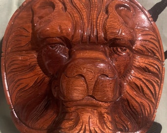 Bolso bandolera de madera con cabeza de león, una pieza rara.