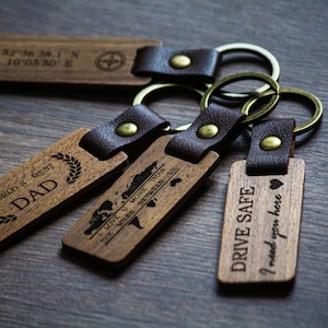 Key ring personalized with engraving in wood, various symbols