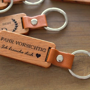 Schlüsselanhänger personalisiert mit Gravur HOLZ Geschenk Bild 3