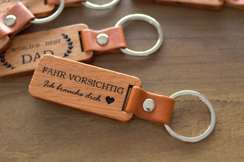 Schlüsselanhänger personalisiert mit Gravur HOLZ Geschenk Bild 3