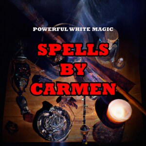Puede incluir: Primer plano de una mesa de madera con varios objetos, incluyendo una vela encendida, un palo de madera y varias piedras. El texto "Spells by Carmen" est&aacute; escrito en letras rojas sobre la mesa. El texto "Powerful White Magic" est&aacute; escrito en letras blancas sobre la mesa.