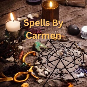 Puede incluir: Una mesa de madera con una variedad de objetos, incluyendo velas, cristales y un pentagrama. El texto "Spells By Carmen" est&aacute; escrito en letras naranjas sobre la mesa.