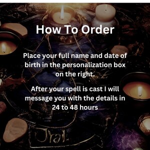 Puede incluir: Un fondo oscuro con velas encendidas y un texto superpuesto que dice "How To Order". El texto debajo del t&iacute;tulo indica al usuario que coloque su nombre completo y fecha de nacimiento en el cuadro de personalizaci&oacute;n a la derecha. El texto contin&uacute;a: "Despu&eacute;s de que se lance tu hechizo, te enviar&eacute; un mensaje con los detalles en 24 a 48 horas."