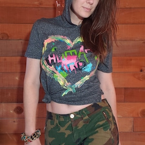 "Regenbogen-Herz Individuell bemalt ""Human Kind"" Kurzarm Hoodie - Unisex Klein