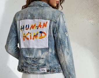 "Distressed ""Human Kind"" Upcycled Levi's® Jeansjacke - Damen Medium."