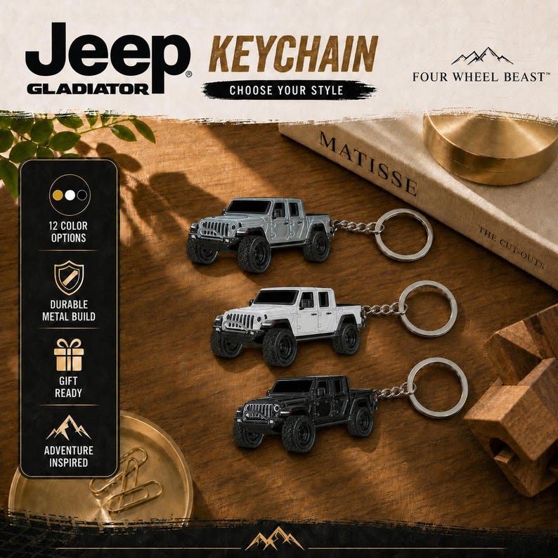 Op de afbeelding: Drie Jeep Gladiator sleutelhangers in zilver, wit en zwart. De sleutelhangers liggen op een houten oppervlak met de tekst "Jeep KEYCHAIN" en "CHOOSE YOUR STYLE". De sleutelhangers zijn avontuurlijk ge&iuml;nspireerd en klaar om cadeau te geven.
