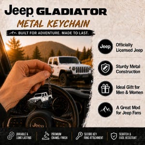 Op de afbeelding: Metalen Jeep Gladiator sleutelhanger met een wit Jeep voertuigontwerp. De sleutelhanger is duurzaam en gaat lang mee, met een premium emaille afwerking. De tekst "Jeep Gladiator Metal Keychain" wordt bovenaan de afbeelding weergegeven.