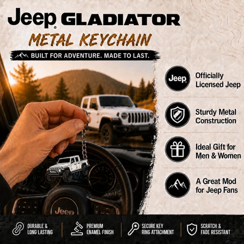 Op de afbeelding: Metalen Jeep Gladiator sleutelhanger met een wit Jeep voertuigontwerp. De sleutelhanger is duurzaam en gaat lang mee, met een premium emaille afwerking. De tekst "Jeep Gladiator Metal Keychain" wordt bovenaan de afbeelding weergegeven.