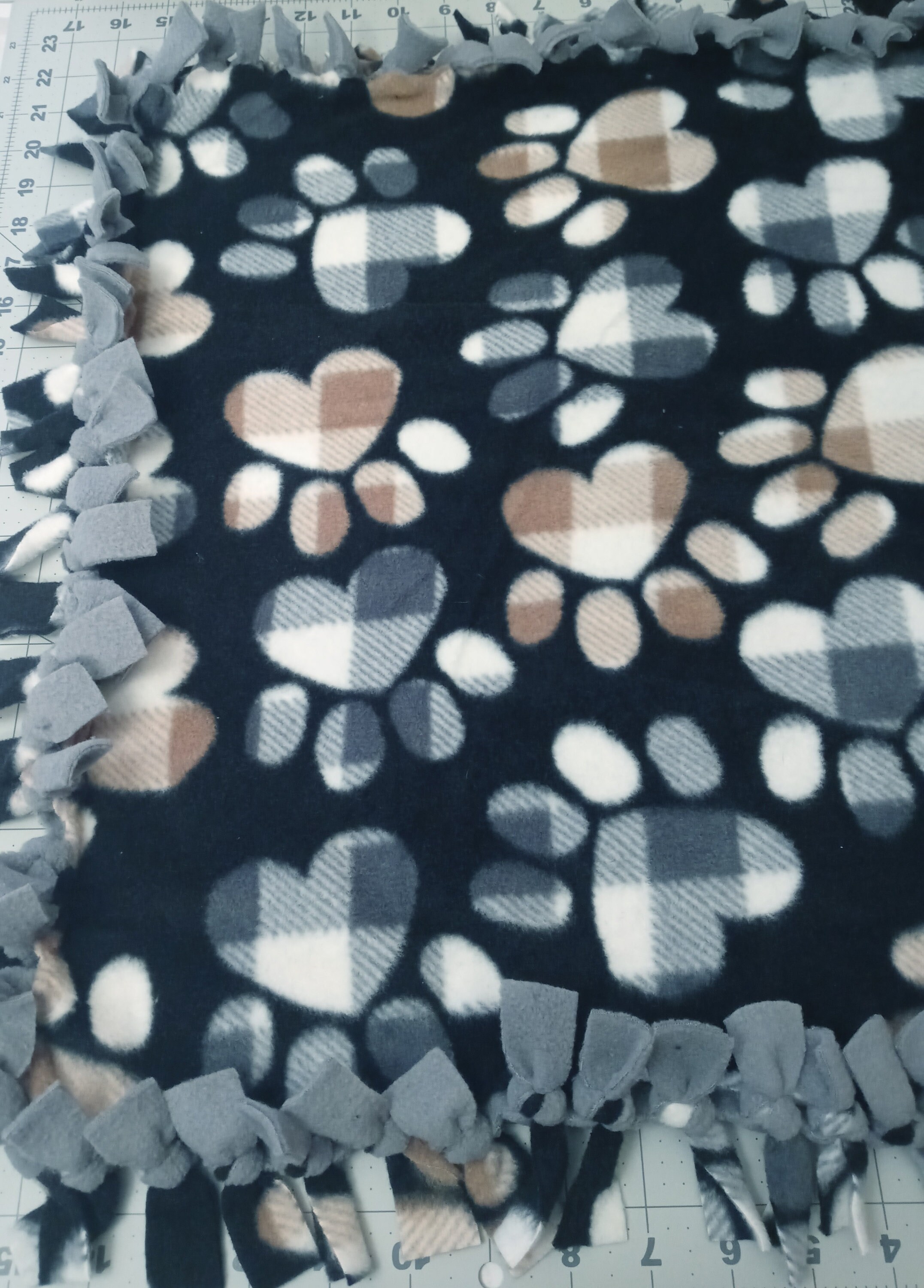 Handmade Paw Pet Blanket Fleece Tie Blanket Plush Fleece Dog Snuggle Blanket Fleece Pet Blanket