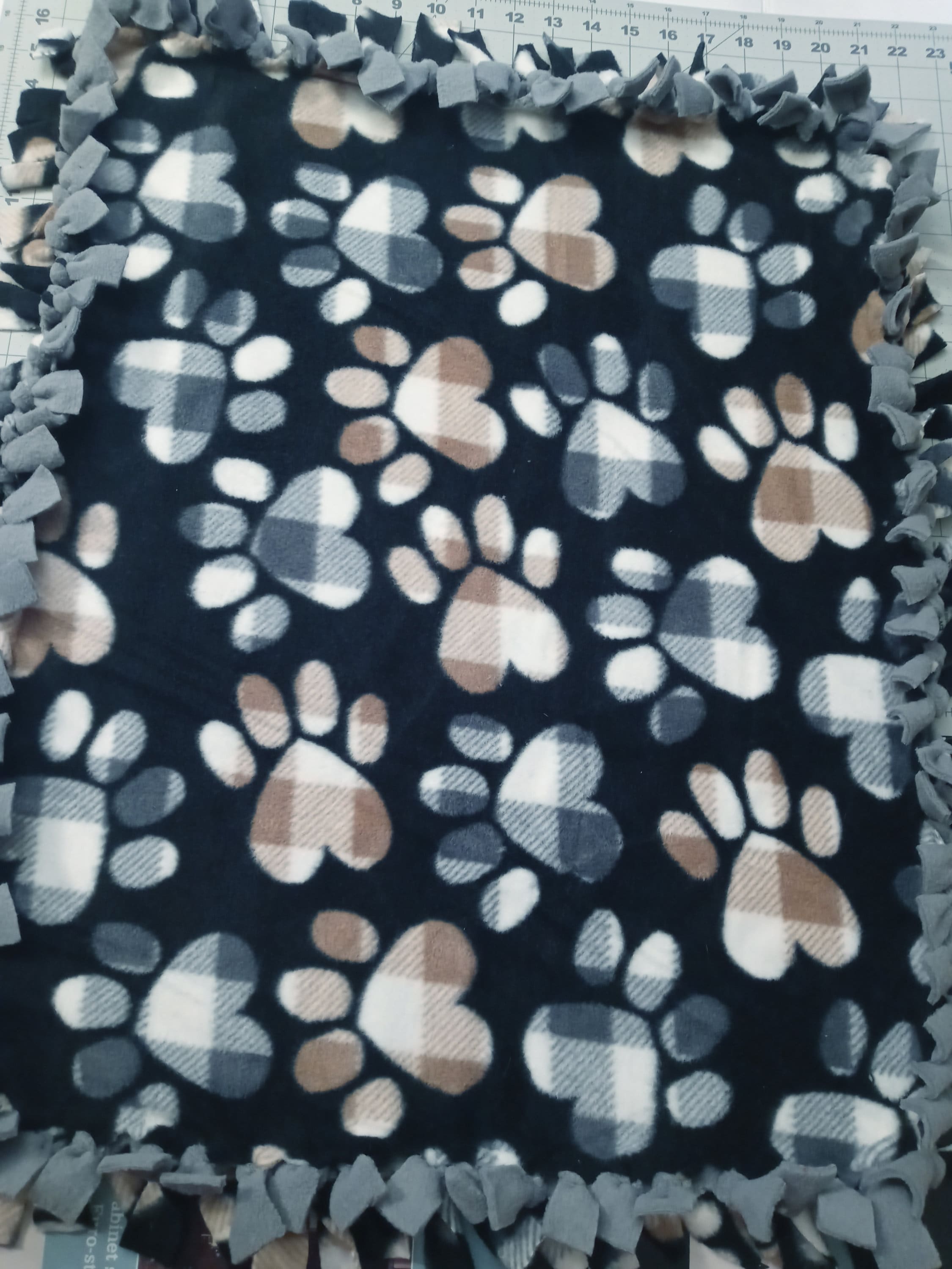 Handmade Paw Pet Blanket Fleece Tie Blanket Plush Fleece Dog Snuggle Blanket Fleece Pet Blanket