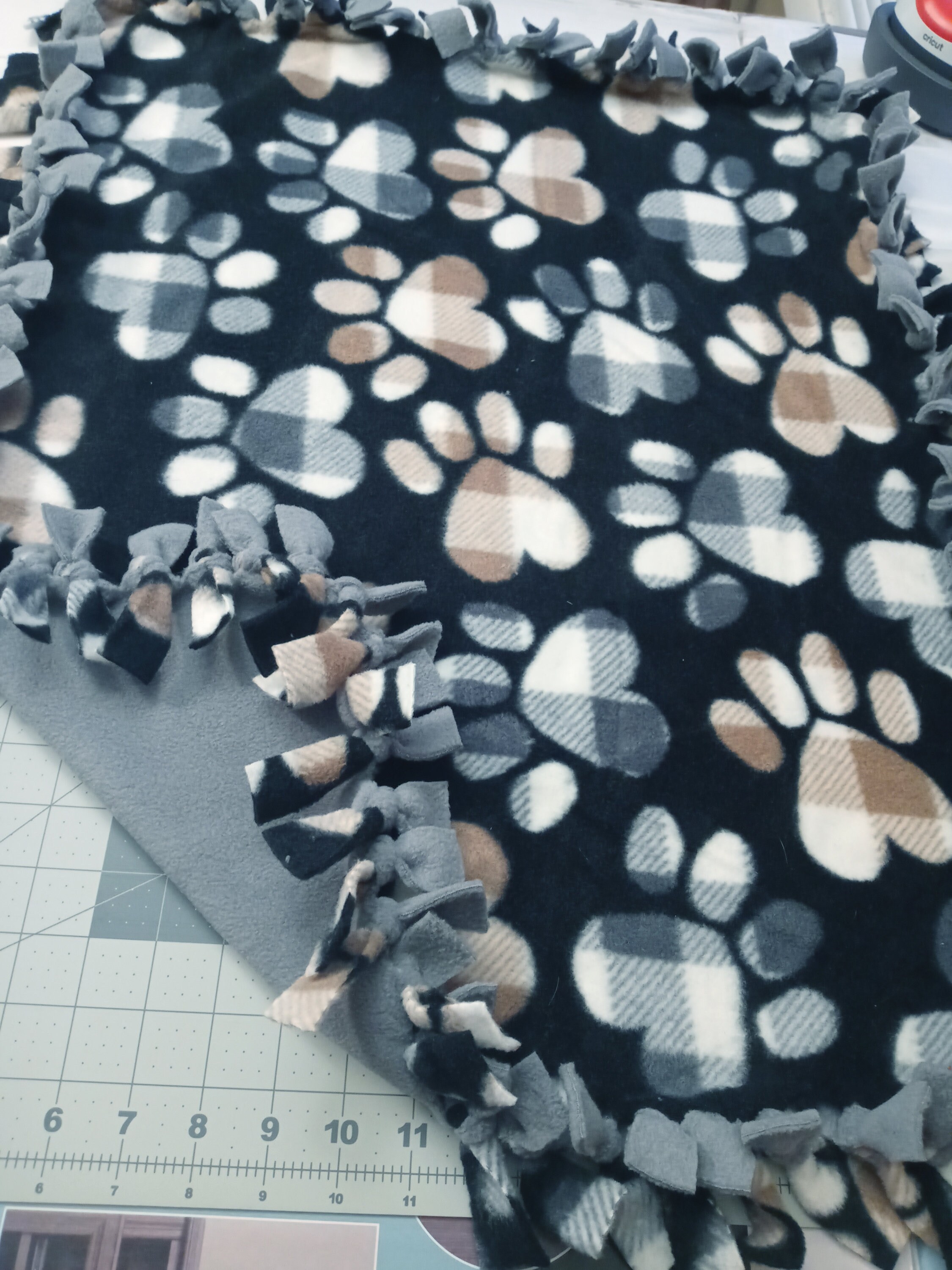 Handmade Paw Pet Blanket Fleece Tie Blanket Plush Fleece Dog Snuggle Blanket Fleece Pet Blanket