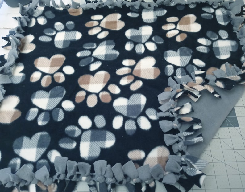 Handmade Paw Pet Blanket Fleece Tie Blanket Plush Fleece Dog Snuggle Blanket Fleece Pet Blanket
