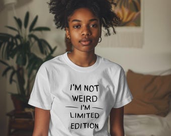 Divertente t-shirt unisex sarcastica con la scritta "Non sono strano, sono un'edizione limitata".