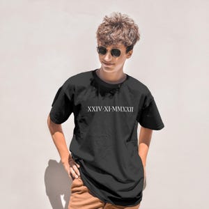 Camiseta unisex personalizada con números romanos, camiseta personalizada con fecha de aniversario, camiseta de pareja con números romanos, camiseta de regalo de Navidad para pareja