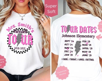 Puede incluir: Camiseta blanca con un diseño a cuadros en negro y rosa. La parte delantera de la camiseta dice "Mrs. Smith's Farewell Tour" con un rayo rosa. La parte trasera de la camiseta dice "Tour Dates Johnson Elementary" con un rayo rosa y una lista de fechas de septiembre de 2024 a junio de 2025.