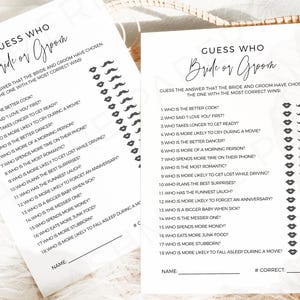 Könnte beinhalten: Ein druckbares Spiel für eine Hochzeitsparty oder eine Brautparty. Das Spiel heißt "Rate mal: Braut oder Bräutigam" und enthält eine Liste mit 18 Fragen, um herauszufinden, wer eher dazu neigt, etwas zu tun. Die Fragen sind auf weißem Hintergrund mit schwarzem Text und einer schwarz-weißen Schnurrbartgrafik gedruckt.