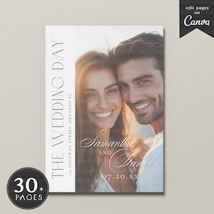 Może przedstawiać: Zaproszenie ślubne z fotografią uśmiechniętej pary. Tekst głosi "The Wedding Day" z datą i imionami "Samantha i Daniel".