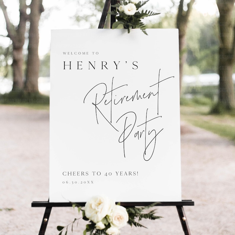 Puede incluir: Un letrero blanco sobre un caballete negro con el texto "WELCOME TO HENRY'S Retirement Party" en escritura negra. El letrero tambi&eacute;n dice "CHEERS TO 40 YEARS!" y una fecha. Flores blancas y vegetaci&oacute;n decoran la parte superior e inferior.
