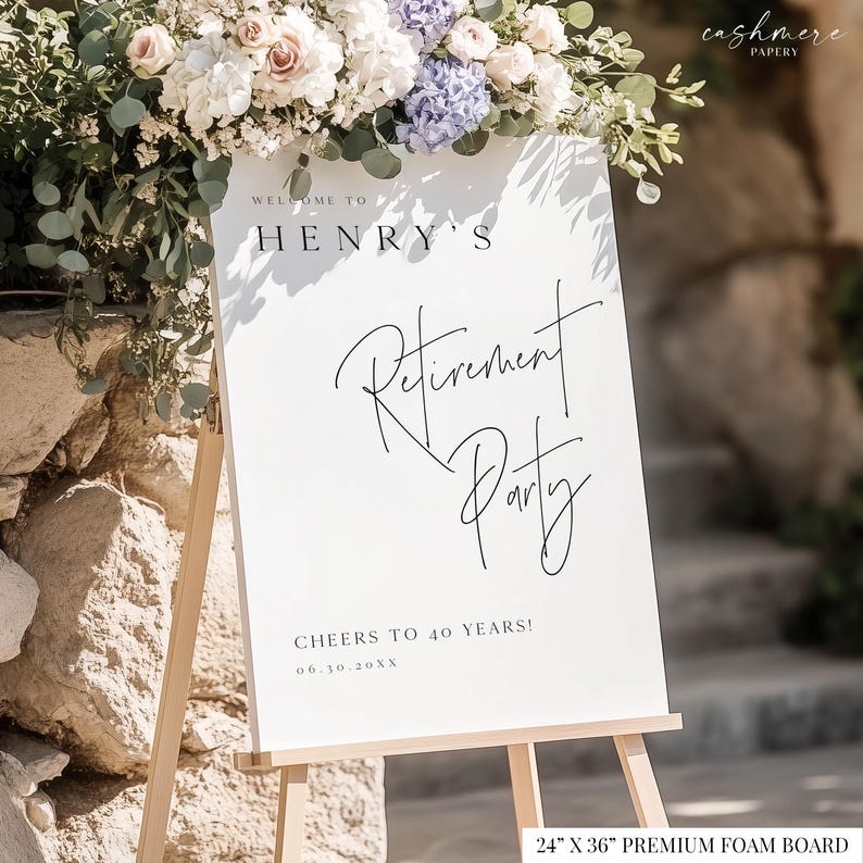 Puede incluir: Un letrero blanco sobre un caballete de madera, con el texto "WELCOME TO HENRY'S Retirement Party" en elegante escritura negra. El letrero tambi&eacute;n dice "CHEERS TO 40 YEARS!" y "06.10.20XX". El letrero mide 61 cm x 91 cm y est&aacute; decorado con flores.