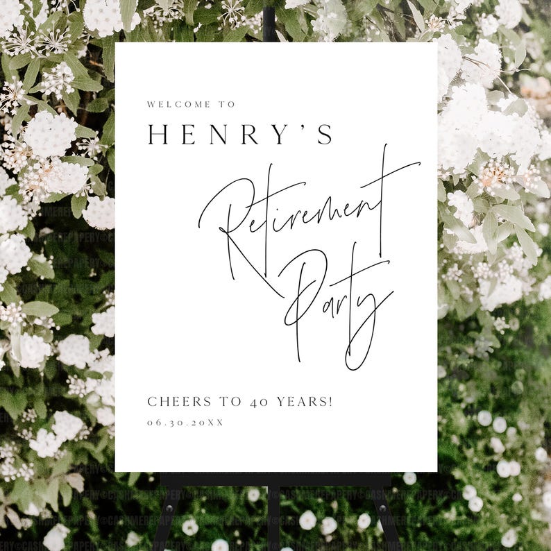 Puede incluir: Un letrero blanco con texto negro que dice "WELCOME TO HENRY'S Retirement Party" en una fuente elegante. El letrero tambi&eacute;n dice "CHEERS TO 40 YEARS!" e incluye una fecha. El letrero se muestra en un caballete negro.